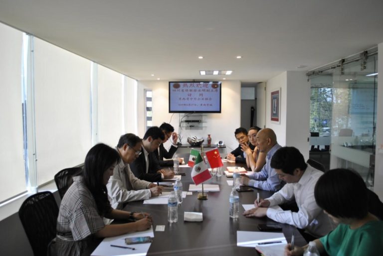四川省侨联在墨西哥中华企业协会办公室召开侨领座谈会